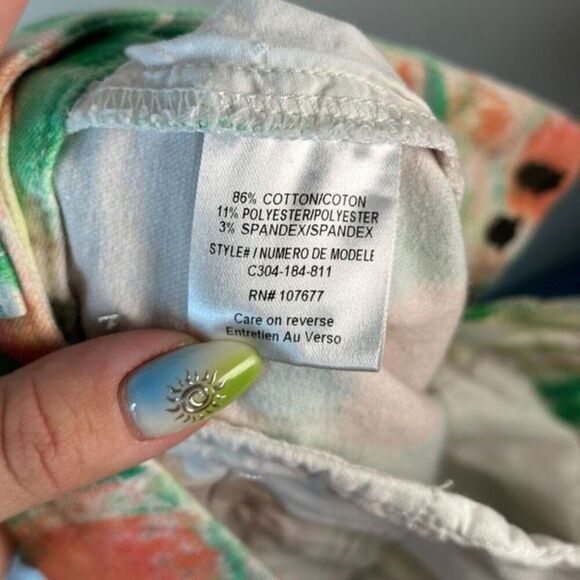 Alice + Olivia Floral Cuffed Mid Rise Shorts sz 6 - Picture 7 of 7